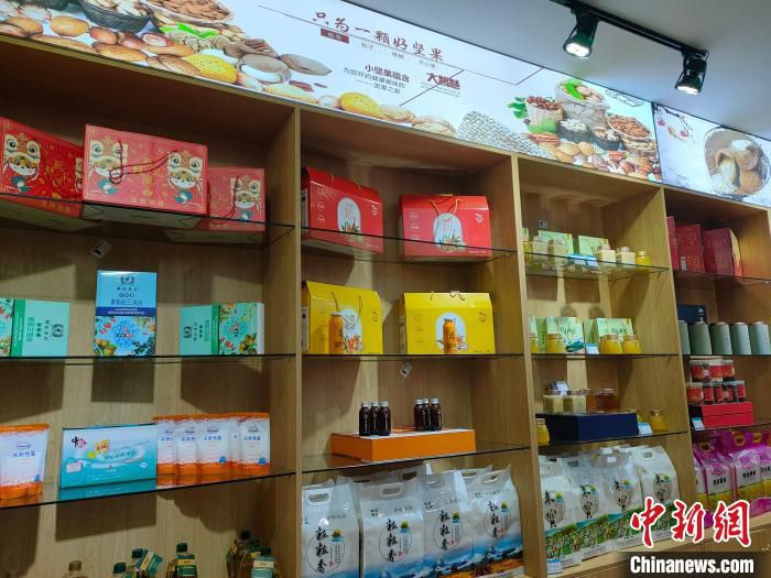 新疆温宿馆展示并销售500余种新疆特色商品。　徐桢瑾 摄