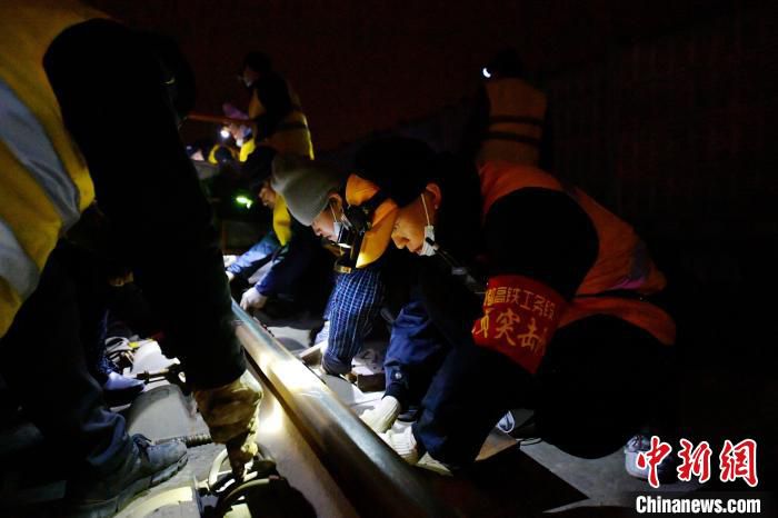 工人在进行线路精调。　顾银锋 摄