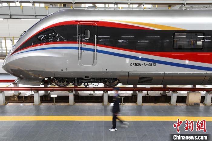 CRH3A-A型城际列车停在贵阳车辆段贵阳北动车运用所检修库内。　瞿宏伦 摄
