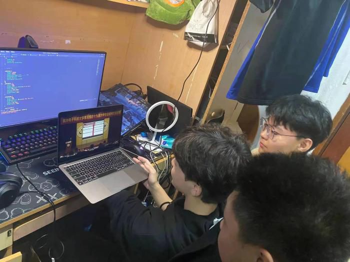圣光机学院学生在研究项目。　樊谨 提供