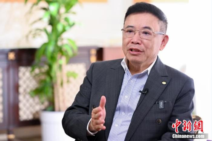 “中国制造业需要继续增强全球化经营的能力。”全国人大代表、TCL集团创始人李东生近日接受中新社专访时，再提“全球化”和“走出去”话题。图为3月1日，广东省广州市，李东生接受中新社记者采访。中新社记者 陈骥旻 摄 