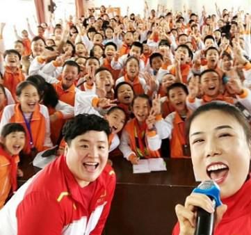 国家体育总局人力资源开发中心组织优秀运动员“进校园”与中小学师生互动，图片来源：国家体育总局群众体育司。