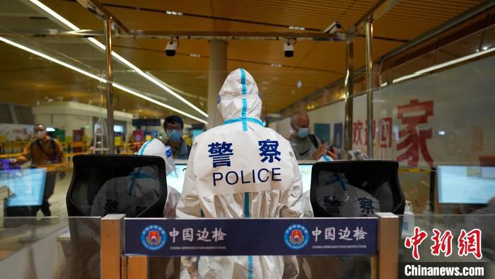 图为民警正查验旅客。　王瑞东 摄
