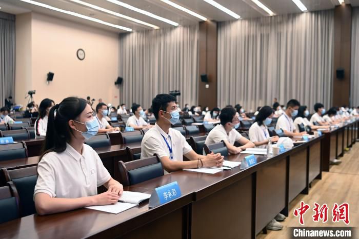 认真学习的志愿者们。　安源 摄