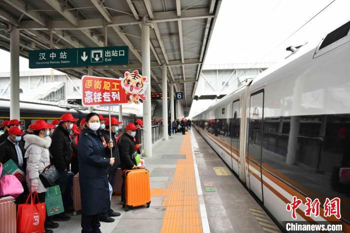返程旅客等待上车。　中国铁路西安局集团有限公司供图