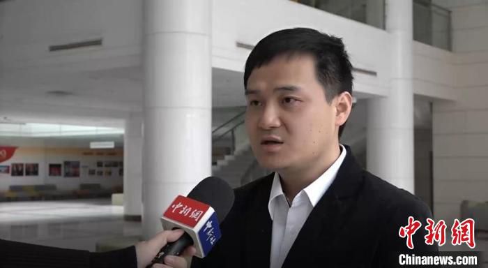 上海电信部门相关工作人员在接受中新社记者采访 张践 摄