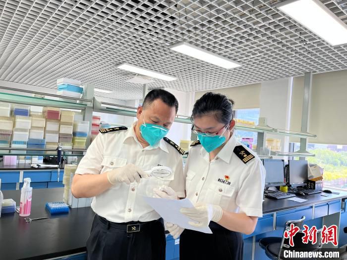 图为北京海关所属亦庄海关关员对某生物医药公司出口的特殊物品进行查验。　北京海关供图