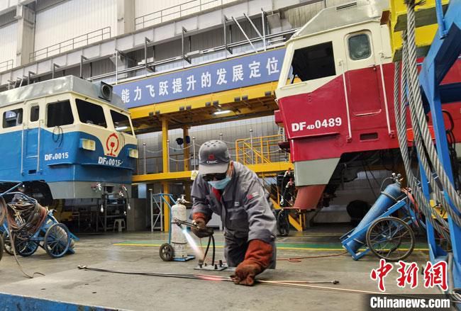 图为4月底，位于兰州市安宁区沙井驿的中车兰州机车有限公司整体搬迁项目新厂区。　冯志军 摄