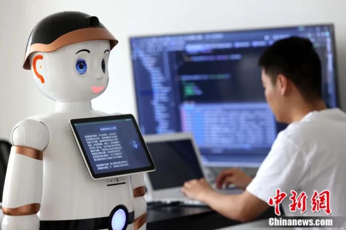 合肥一家科技公司对“AI全科医生防疫机器人”进行功能测试。中新社发 解琛 摄