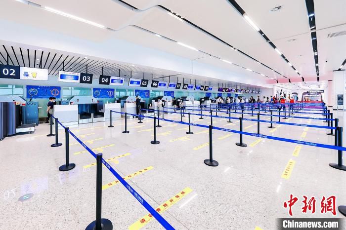 T2出发大厅共设有16个值机柜台 三峡机场 供图 T2出发大厅共设有16个值机柜台 三峡机场 供图