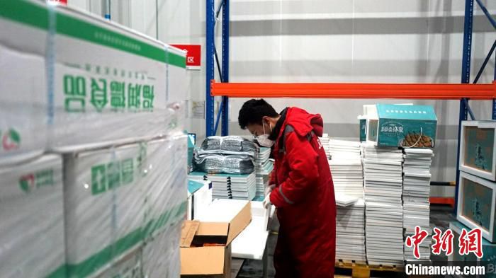工作人员在冷库中打包货物。　党田野 摄