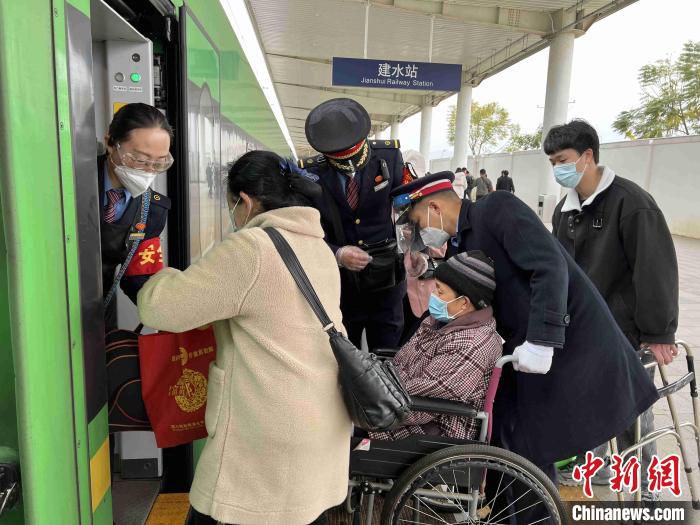 图为乘务员帮助有困难的旅客乘车。　黄婷婷 摄