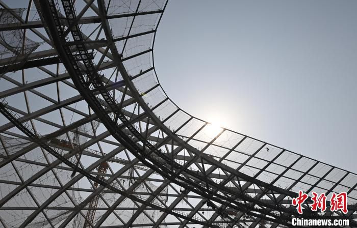 图为“新工体”棚罩穹顶钢结构的局部。　中新社记者 侯宇 摄