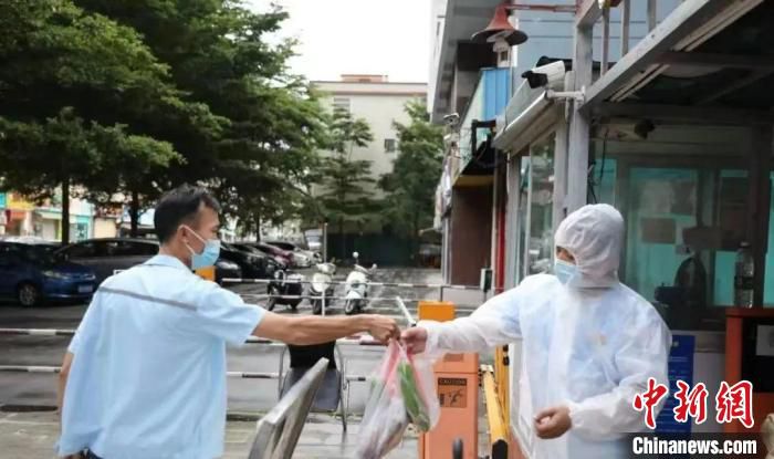 图为工作人员为封控小区住户送菜 广西商务厅供图