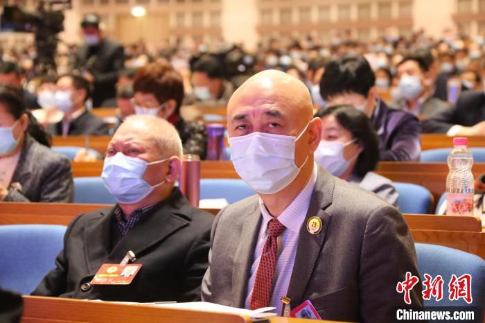 山东省政协香港特邀界委员由仲认真听取会议。　沙见龙 摄