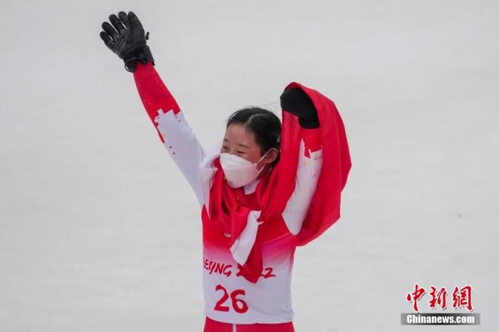 3月11日，中国选手张梦秋庆祝夺冠。当日，北京2022年冬残奥会残奥高山滑雪女子大回转 - 站姿决赛在延庆国家高山滑雪中心举行，中国选手张梦秋获得金牌。 中新社记者 杨华峰 摄