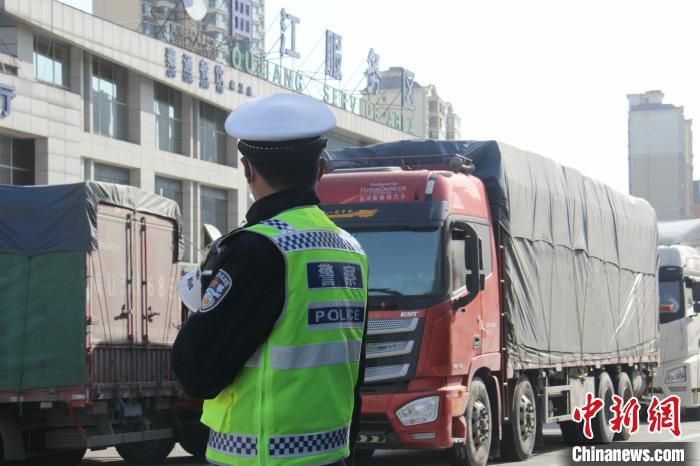 图为民警将违反规定的车辆引导至服务区内。　张卓凡 摄
