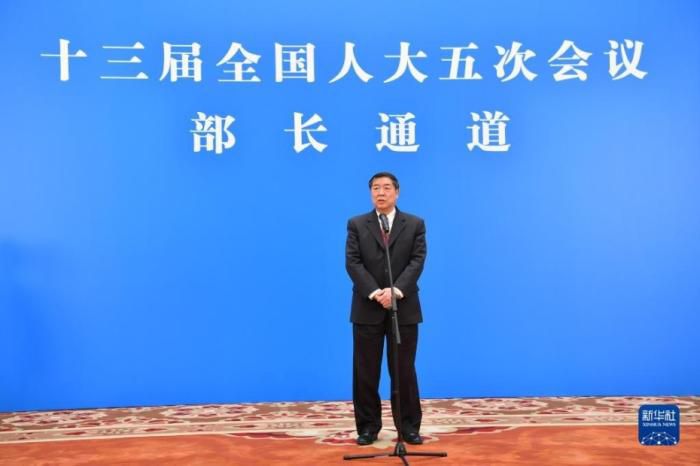 国家发展和改革委员会主任何立峰通过网络视频方式接受采访。新华社记者 李鑫 摄