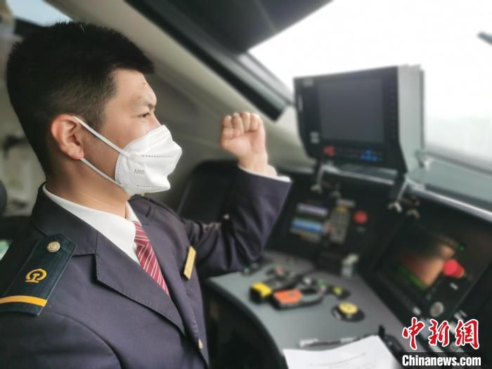 赵洋驾驶动车组列车。　韩冰 摄