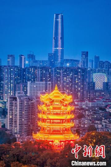 图为，黄鹤楼与武昌滨江商务区交相辉映 武昌区委宣传部供图
