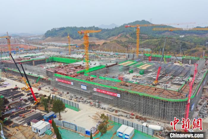 图为建设中的景德镇国际陶瓷博览中心。　张超 摄