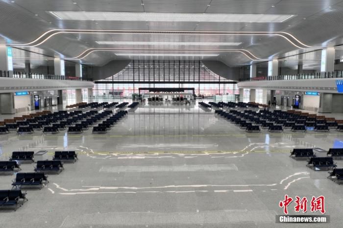 图为4月27日，即将在“五一”期间全面投入使用的安九高铁庐山站西站房。（无人机照片） 中新社发 张学东 摄