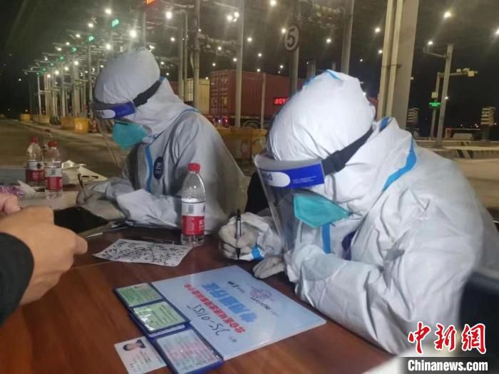 宁波舟山港码头公司工作人员正在办理集卡专用通行证。　吴斌 摄