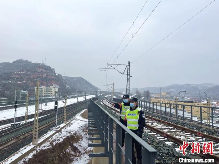 图为延安铁路公安处绥德站派出所民警排查线路安全隐患。　延安铁路公安处供图