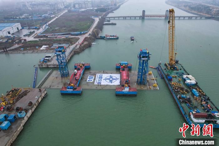 图为襄阳市东西轴线鱼梁洲过江隧道沉管施工现场 许豹 摄