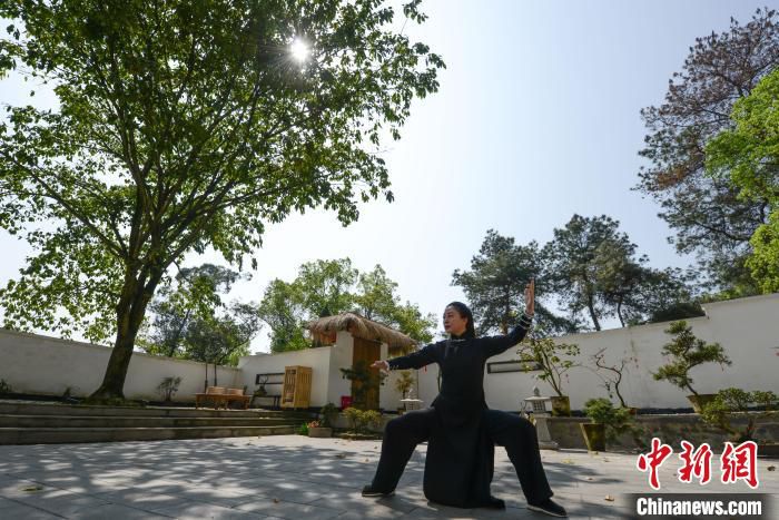 图为徐嘉在室外练习太极。　何蓬磊 摄