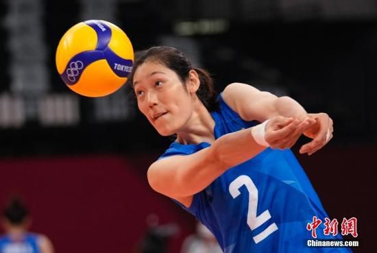 资料图：北京时间8月2日下午，中国女排3:0完胜阿根廷。图为中国女排队员朱婷热身。 中新社记者 杜洋 摄