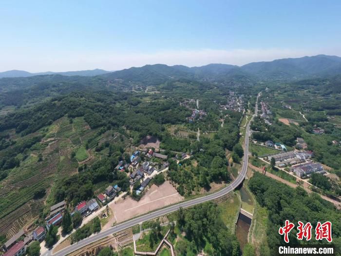 路穿山间富农家。　韩琦富 摄