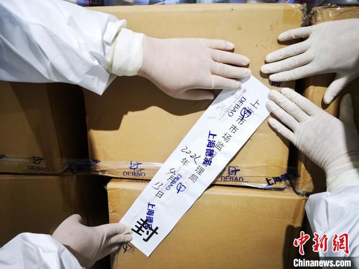 上海市市场监管局执法总队查获3起涉嫌销售涂改生产日期的消毒酒精系列案。　上海市市场监管局 摄