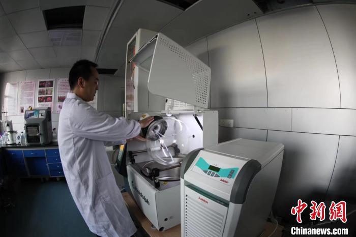 图为工作人员在操作实验机器。　王波 摄