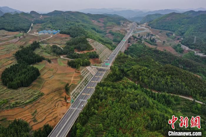 航拍贵州赫六高速公路 瞿宏伦 摄