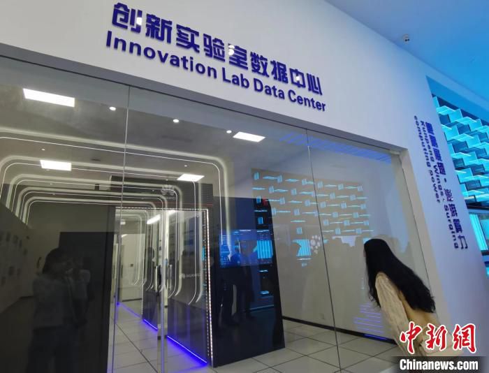 图为创新实验室数据中心。　张婧 摄