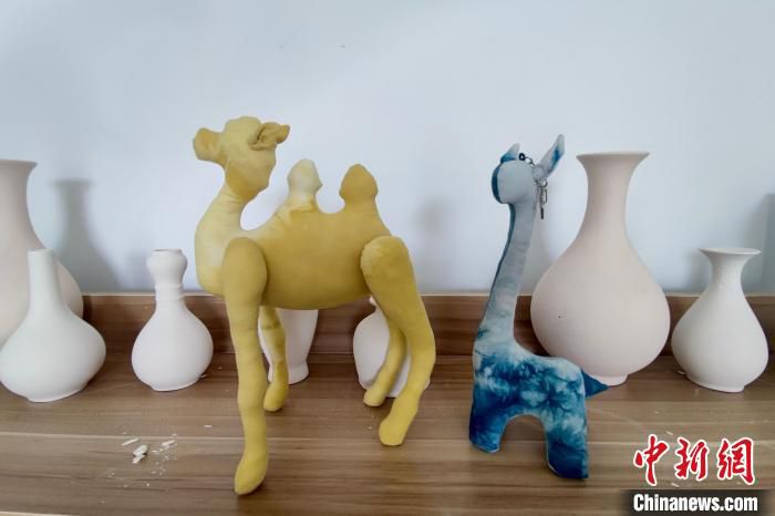 学员与老师共同制作的扎染作品。　姚舒玲 摄