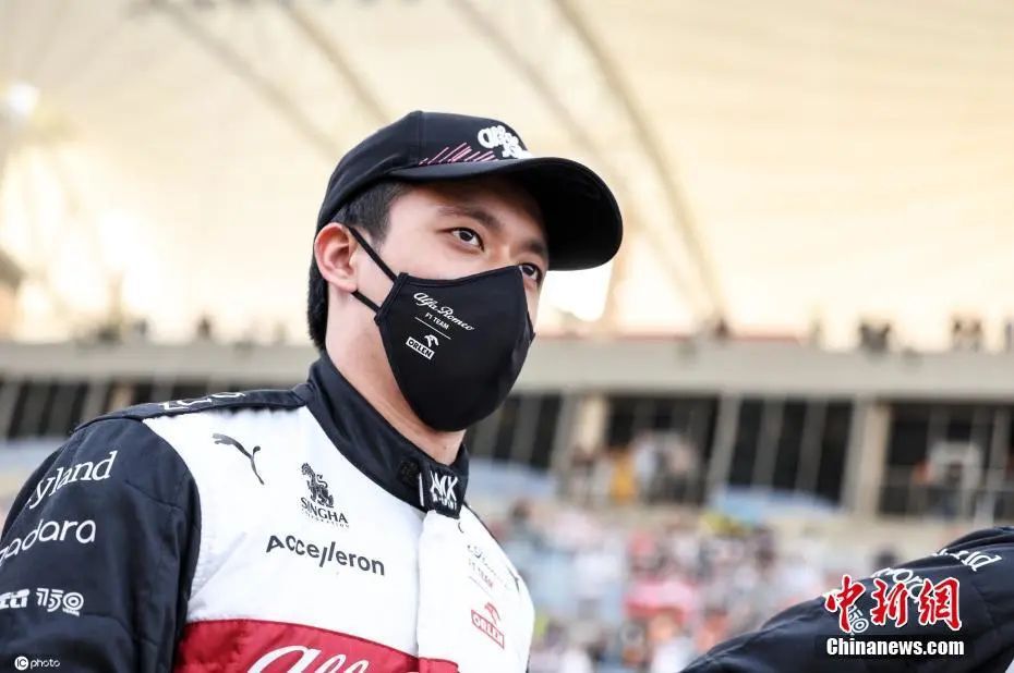 当地时间3月20日，巴林萨基尔，2022年F1巴林大奖赛正赛，F1首位参加正赛的中国车手周冠宇代表阿尔法·罗密欧车队出战，最终位列第10，在个人F1生涯首战便拿到1个积分。图片来源：ICphoto