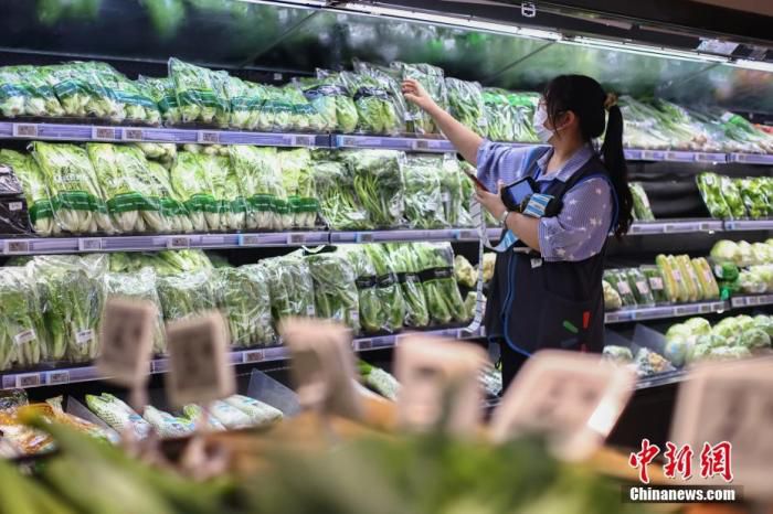 资料图：超市工作人员在生鲜果蔬区整理蔬菜。 中新社记者 泱波 摄