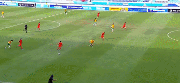 北京时间6月19日，U17亚洲杯小组赛第2轮的对决，中国队迎战澳大利亚队。上半场比赛，澳大利亚16分钟之内连入4球。澳大利亚全场补时阶段再下一城。而中国队门将谢龚博2次扑出对手点球，王钰栋和蒯纪闻为中国队打入2球；下半场，王钰栋完成梅开二度，但最终中国国少还是3-5惜败给澳大利亚，前2轮战罢1平1负，末轮将对阵沙特。中国队和澳大利亚队预赛阶段曾经遇到过，中国队1-3负于对手。小组赛首轮，澳大利亚0-2负于沙特，而中国队则是1-1和塔吉克斯坦握手言和。第7分钟，刘铁诚禁区内犯规送点，好在伊兰坤达操刀主罚的点球被中国队门将谢龚博扑出，随后的补射再次被谢龚博挡出。第9分钟，澳大利亚右路低平球传中，伊兰坤达铲射得手，中国队的城池还是告破，0-1。第12分钟，澳大利亚队的德阿布雷乌禁区前沿远射，皮球弹地造成中国队门将谢龚博出现黄油手，中国队0-2落后。第14分钟，中国队前场抢断得手，王钰栋点球点附近接横传，晃开防守推射空门为中国队扳回1球，1-2。第18分钟，伊兰坤达禁区前沿远射打出世界波，澳大利亚取得3-1的领先。第27分钟，澳大利亚右路突破后传中，格拉松近距离推射得手，澳大利亚取得4-1的领先。第34分钟，伊兰坤达拿球杀入禁区，最后的劲射被谢龚博扑出。第39分钟，中国队后卫杨博雯禁区内放倒对手，澳大利亚再次获得点球机会，不过谢龚博再次将对手主罚的点球扑出。上半场补时第2分钟，伊兰坤达拿球一路杀到底线，最后的小角度射门击中立柱。上半场补时第7分钟，蒯纪闻远射为中国队扳回1球，中国队2-4落后进入下半场。第49分钟，蒯纪闻禁区前沿的弧线球兜射，擦着远端立柱偏出。第52分钟，伊兰坤达操刀主罚禁区前沿任意球，皮球擦着横梁飞出底线。第54分钟，孙康博杀到禁区前沿，一脚低射角度太正，被对手门将将球没收。第57分钟，王钰栋禁区内连续晃开防守，随后近距离一脚挑射得手，中国队再追1球，3-4。第77分钟，刘铁诚禁区内的射门，击中对手门将胸部。