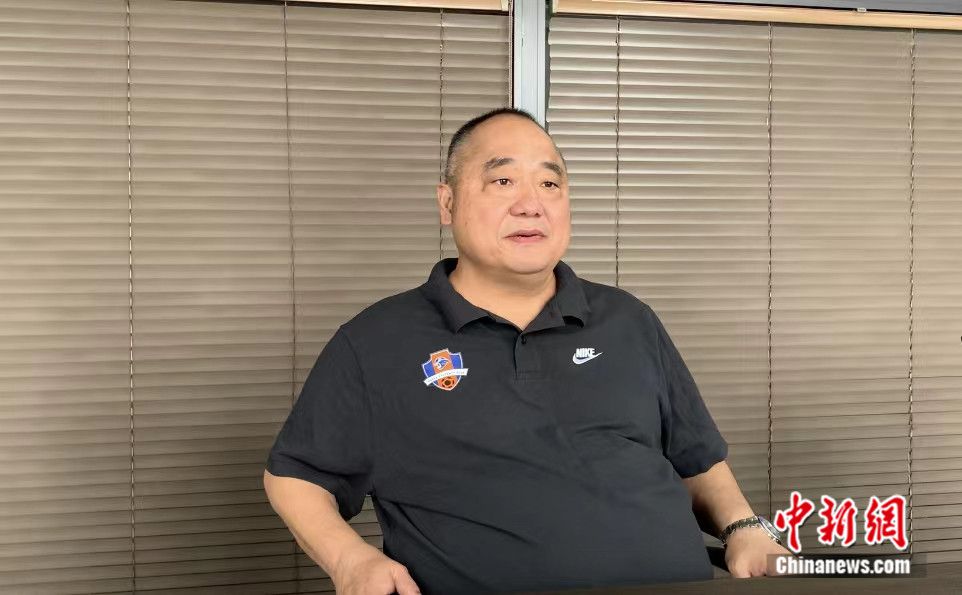 梅州客家足球俱乐部总经理曹阳。中新网记者 卞立群 摄