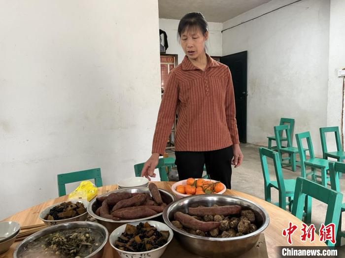 图为黄爱吉在介绍“忆苦思甜餐”。　 王易 摄