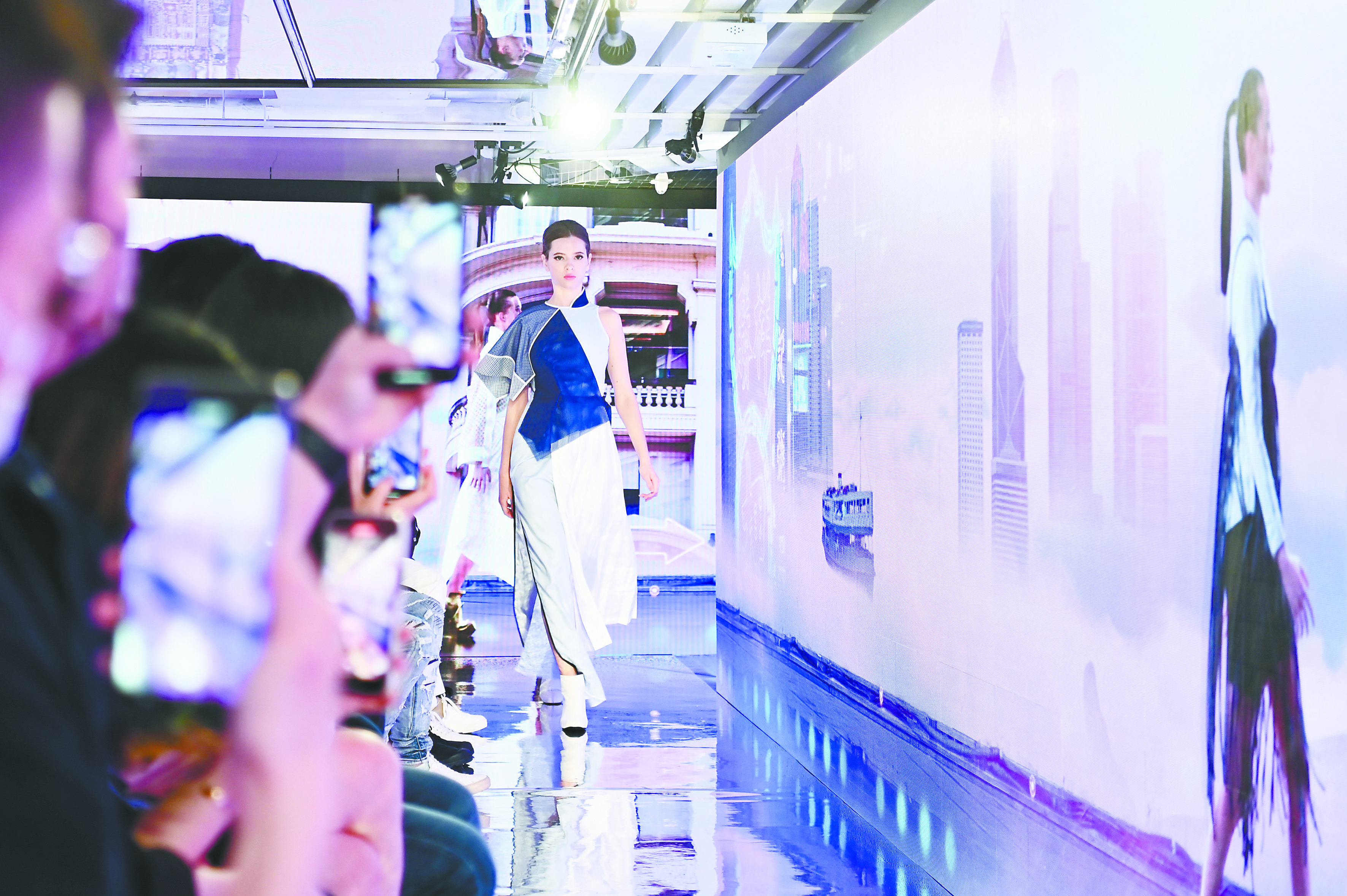 6月9日,在香港举行的时装项目“Juxtaposed 2022 FASHION META”展览,以实体及虚拟的时装展现,让入场人士欣赏不同时装风格。图为实体与虚拟结合的时装表演。(中新社记者 李志华 摄) 6月9日,在香港举行的时装项目“Juxtaposed 2022 FASHION META”展览,以实体及虚拟的时装展现,让入场人士欣赏不同时装风格。图为实体与虚拟结合的时装表演。(中新社记者 李志华 摄)