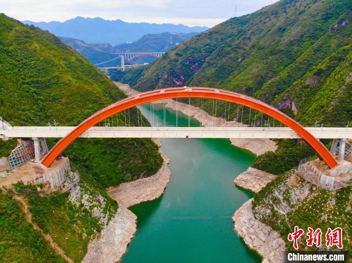 图为郑渝高铁大宁河双线大桥。　中铁二局供图