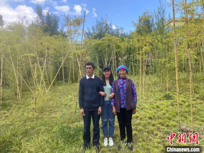 何巫呷(中)和父母。　盐源县融媒体中心供图