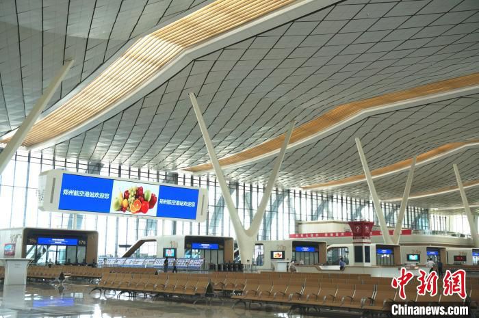 图为郑州航空港站候车大厅。　韩章云 摄