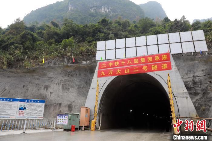 九万大山二号隧道横洞洞门。　莫小斌 摄