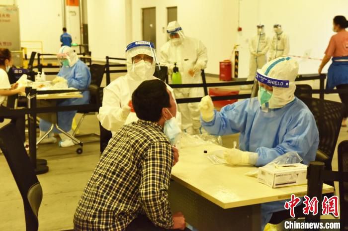 医院利用企业早晚班次衔接时段灵活安排采样，以节约更多时间。　王文娜 摄