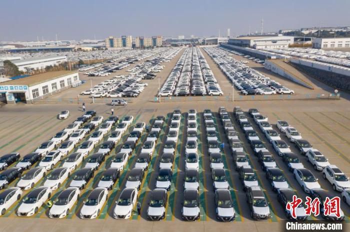 “襄阳造”汽车集结发车(资料图) 杨东 摄