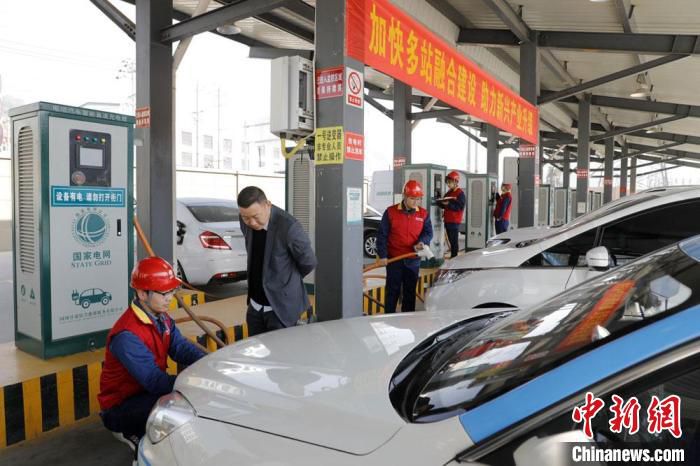 图为甘肃省内规模最大、功能最全的公共充电站——国网安宁桃树村充电站吸车主体验“零碳充电”。(资料图) 杨馨怡 摄